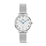 Daniel Wellington Petite Roman Numerals Date Silverの正面画像。ローマ数字のインデックスとギョーシェ模様の白い文字盤、ブルーの針、6時位置の日付表示窓、シルバーメッシュのストラップが特徴の28mmサイズの腕時計です。