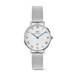 Daniel Wellington Petite Roman Numerals Date Silverの正面画像。ローマ数字のインデックスとギョーシェ模様の白い文字盤、ブルーの針、6時位置の日付表示窓、シルバーメッシュのストラップが特徴の28mmサイズの腕時計です。