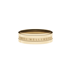 ダニエルウェリントン Elan Ring Goldを正面から捉えた製品写真です。白い背景にゴールドカラーのリングが置かれ、上下のポリッシュ加工と中央のサテン仕上げの質感の違いが光を受けて美しく輝いています。