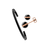 Daniel WellingtonのClassic Bracelet ブラックカフブレスレットと、ブラックのドーム型ストーンにローズゴールドのバンドをあしらったAspiration Earrings スタッドピアスのジュエリーセットです。ブレスレットの内側にはブランドロゴが刻印されています。