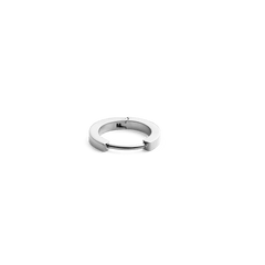 ダニエルウェリントンのHoop Earring Silverを斜め上から撮影した製品画像です。閉じた状態の13mmシルバーフープピアスが白背景に置かれ、ポリッシュ仕上げの美しい光沢とミニマルなフォルムが際立っています。