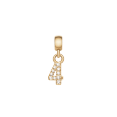 ゴールドPVD仕上げのベイルに「4」の数字が吊り下がるCrystal Number Charm Gold。シャープなラインに沿ってキュービックジルコニアが輝き、小ぶりながらも存在感のあるパーソナライズチャームです。