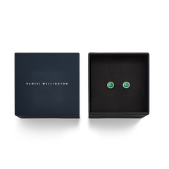Audrey Earrings Jade GoldがダークネイビーのDaniel Wellingtonギフトボックスに収められています。黒いクッションの上で翡翠のグリーンが美しく映え、贈り物にぴったりの上品なパッケージです。