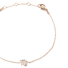 おとめ座モチーフのCrystal Zodiac Chain Bracelet Rose Goldをクローズアップでご紹介します。ローズゴールドのロブスタークラスプやアジャスターチェーンの細部まで美しく仕上げられており、爪留めされたおとめ座チャームが繊細な輝きを放っています。