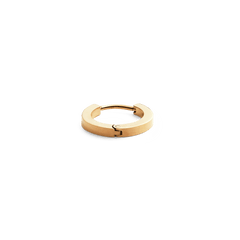 Daniel Wellington Hoop Earring Goldのフラットな断面とヒンジ式留め具をクローズアップでご紹介。白い背景に映えるゴールドの輝きが美しいデザインです。