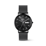 白背景で撮影したClassic Day Display Onyx Blackの全体画像です。40mmのオールブラックケースに、シルバーのバーインデックスと針が映え、3時位置の曜日・日付窓には「MON 10」の表示が確認できます。ブラックメッシュストラップが統一感のある印象を演出しています。