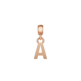 Daniel WellingtonのLetter Charm Rose Goldは、イニシャル「A」をあしらったコンパクトなアルファベットチャームです。ポリッシュ仕上げのローズゴールドカラーで、ベイルが付いています。