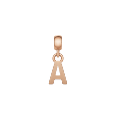 Daniel WellingtonのLetter Charm Rose Goldは、イニシャル「A」をあしらったコンパクトなアルファベットチャームです。ポリッシュ仕上げのローズゴールドカラーで、ベイルが付いています。