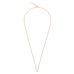 ローズゴールドのCharms Chain Necklaceを長めに垂らした状態の正面写真です。繊細なオーバルリンクチェーンのしなやかなラインと、上部にあるスライド式アジャスターによる長さ調節の様子がご覧いただけます。