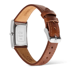 Bound Light Brown Arctic Guilloché Silverの裏面を写した画像です。シルバーのレクタンギュラーケースバックにはDaniel Wellingtonのロゴやシリアルナンバーが刻印されています。また、ライトブラウンのレザーストラップは、丁寧なステッチワークとキャメルカラーの裏地が特徴です。