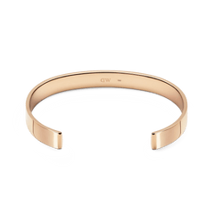 Line Cuff Polished Rose Goldの内側を捉えたアングル写真です。カフの内面にはDaniel Wellingtonのロゴが刻印されており、ポリッシュ仕上げのローズゴールドが上品な輝きを放っています。