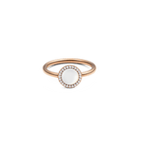 ダニエルウェリントン Audrey Ring Mother of Pearl Rose Goldの正面画像。ドーム型のマザーオブパールを中央に配し、ホワイトキュービックジルコニアのヘイローが彩る細身のローズゴールドリングです。