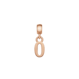 数字の「0」をモチーフにしたDaniel WellingtonのNumber Charm Rose Gold。楕円形の柔らかなフォルムにポリッシュ仕上げのローズゴールドが上品な輝きを放ち、上部のベイル部分でブレスレットやネックレスに取り付けられるパーソナライズチャームです。