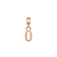 数字の「0」をモチーフにしたDaniel WellingtonのNumber Charm Rose Gold。楕円形の柔らかなフォルムにポリッシュ仕上げのローズゴールドが上品な輝きを放ち、上部のベイル部分でブレスレットやネックレスに取り付けられるパーソナライズチャームです。