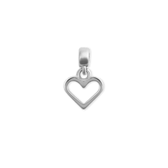 Daniel WellingtonのCharm Heartは、シルバーカラーのオープンハートチャームです。ポリッシュ仕上げのスターリングシルバー素材を使用し、中央がくり抜かれた小ぶりなハートモチーフが特徴的なデザインです。