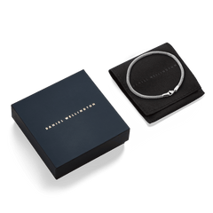 タイド メッシュ ブレスレット スターリング2.8が、ブランドロゴ入りのネイビーギフトボックスとブラックのジュエリーポーチとともに並べられたパッケージ画像です。