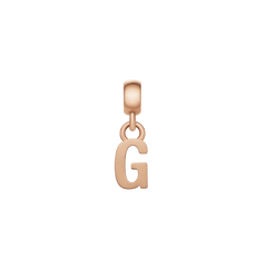 ローズゴールド仕上げのアルファベット「G」をモチーフにしたDaniel Wellingtonのレターチャームは、小ぶりなベイルとリングで繋がれたミニマルなデザインが特徴です。
