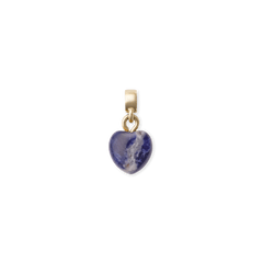 ダニエルウェリントンのBlue Spot Heartゴールドチャームは、深い青と白の筋模様が美しいブルージャスパーのハート型天然石に、ゴールドの金具をあしらったデザインです。