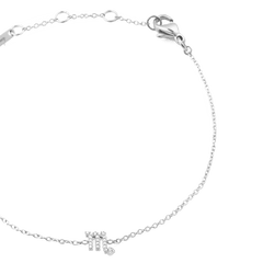 さそり座モデルのCrystal Zodiac Chain Bracelet Silverを斜めから捉えたクローズアップ画像です。キュービックジルコニアがあしらわれたさそり座チャームの細部や、ロブスタークラスプ、アジャスター部分のブランドプレートがはっきりと確認でき、シルバーチェーンのなめらかな質感が際立っています。