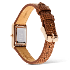 Bound Mini Light Brown Lizard Rose Goldの裏面を捉えたプロダクトショットです。ケースバックにはDaniel Wellingtonのロゴやシリアルナンバー、日本製ムーブメントの刻印が確認できます。また、ストラップ内側のヌメ革には「GENUINE LEATHER」の型押しとブランドロゴが施されています。