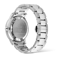 Iconic GMT Link Black Green Ceramic Bezel Silverのケースバック側の画像です。ヘアライン仕上げのケースバックにはDaniel Wellingtonのロゴとシリアルナンバーが刻印されており、ブラッシュ仕上げとポリッシュ仕上げを組み合わせたステンレススチール製のリンクブレスレットの立体感が確認できます。