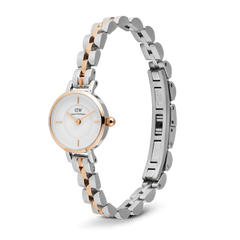 Petite Mini Arch 3-Link Two Tone Rose Goldを立てて撮影した全体の様子です。ローズゴールドのリューズやベゼルの仕上げ、バタフライ式のバックルの構造が確認でき、ブレスレットのような存在感を持つコンパクトな19mmケースのサイズ感が伝わります。