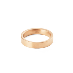 ダニエルウェリントン Line Ring Brushed Rose Goldを正面やや上から撮影した画像です。ブラッシュド加工による上品な光沢と、4.5mm幅のフラットバンドが描くミニマルなシルエットが白い背景に映えています。