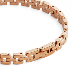 3-Link Braceletのローズゴールドクラスプ部分を斜めから捉えたディテール写真です。リンク側面に刻印されたDaniel Wellingtonのロゴと、PVD加工によるローズゴールドの上品な輝きがご覧いただけます。