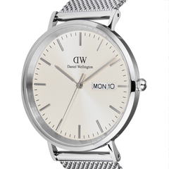 Classic Day Display Sterling Champagneの文字盤をクローズアップした画像です。シャンパンカラーのダイヤルに広がる半透明のトライアングルパターン、シルバーのバーインデックス、3時位置にあるデイデイト表示窓、そしてブラッシュ仕上げのベゼルまで、細部の美しさがご覧いただけます。