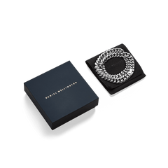 Daniel WellingtonのChunky Chain Necklace Silverは、ブランドロゴ入りのネイビーギフトボックスとブラックのポーチに収められています。贈り物にぴったりの上品なパッケージで、ポリッシュ仕上げのシルバーチェーンが丁寧に丸く整えられてお届けします。