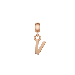 Daniel WellingtonのLetter Charm Rose Gold「V」。下部の一点で交わる2本のラインが描くシャープなフォルムと、ポリッシュ仕上げのローズゴールドが放つ上品な輝きが特徴のイニシャルチャームです。