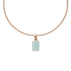 ローズゴールドのチェーンネックレスに取り付けたAmazonite Octagonチャームのスタイリングイメージです。淡いブルーグリーンのアマゾナイトが繊細なチェーンから揺れる様子がお楽しみいただけます。