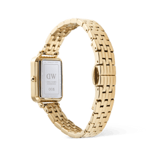 Quadro Roman Numerals Date 5-link Goldの裏蓋側からの画像です。ケースバックにはDaniel Wellingtonのロゴやシリアルナンバーが刻印されており、ゴールドの5リンクブレスレットとバタフライ式のバックル部分の構造が確認できます。