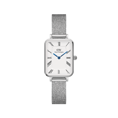 Daniel Wellington Quadro Roman Numerals Sterlingの正面画像です。シルバーカラーのレクタンギュラー型ケースにホワイト文字盤、ローマ数字のインデックス、ブルースチールの針を採用し、シルバーメッシュストラップと組み合わせたデザインです。