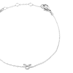 おうし座モチーフのCrystal Zodiac Chain Bracelet Silverを斜めから撮影したクローズアップ画像です。キュービックジルコニアでデザインされた牡牛座のシンボルチャームが、繊細なシルバーチェーンに輝きながら連なっています。ロブスタークラスプやブランドプレート付きのアジャスター部分も確認できます。