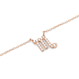 さそり座をモチーフにしたCrystal Zodiac Chain Necklaceのペンダント部分をクローズアップした写真です。ローズゴールドの台座に、クリスタルがさそり座の「m」と尾をかたどったデザインで丁寧にセットされ、細身のチェーンから優雅に下がっています。