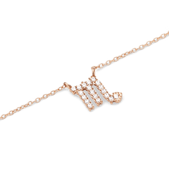 さそり座をモチーフにしたCrystal Zodiac Chain Necklaceのペンダント部分をクローズアップした写真です。ローズゴールドの台座に、クリスタルがさそり座の「m」と尾をかたどったデザインで丁寧にセットされ、細身のチェーンから優雅に下がっています。