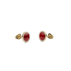 Audrey Earrings Red Agathe Goldを斜めから撮影した商品画像です。ドーム型の赤メノウカボションとキュービックジルコニアのハロー、ゴールドのバタフライキャッチが確認できます。