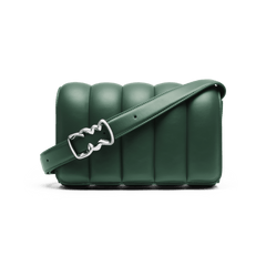 Daniel WellingtonのSadie Bag Green Sを正面から撮影した画像です。落ち着いたグリーンのレザーに、縦のパフデザインをあしらったコンパクトなクロスボディバッグ。ストラップにはウェーブモチーフのシルバーバックルが施されています。