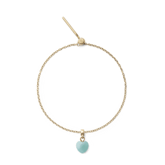 ゴールドのチェーンブレスレットにAmazonite Heart Gold Charmをあしらったデザインです。繊細なチェーンの先で、ブルーグリーンのハート型アマゾナイトが揺れます。トグルクラスプにはブランドロゴが刻印されています。