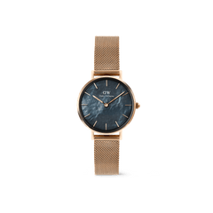 Daniel Wellington Petite Melrose MOP Greyの正面画像。グレーのマザーオブパール文字盤が深みのある光沢を放ち、ローズゴールドのケースとメッシュストラップが調和した28mmの女性向け腕時計です。