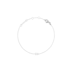 いて座をモチーフにしたCrystal Zodiac Chain Bracelet Silverの全体像です。繊細なシルバーチェーンが優雅に広がり、下部中央にはキュービックジルコニアであしらわれた射手座のシンボルが輝いています。上部にはアジャスターリングとブランドプレート、ロブスタークラスプが配されています。