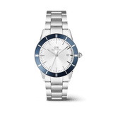 Iconic Paradigma Link Blue Bezel Silverを白背景で正面から撮影した全体画像です。ブルーのアルミベゼルとホワイトサンレイダイヤルのコントラスト、シルバートーンのステンレススチール製3リンクブレスレットの重厚感が際立っています。