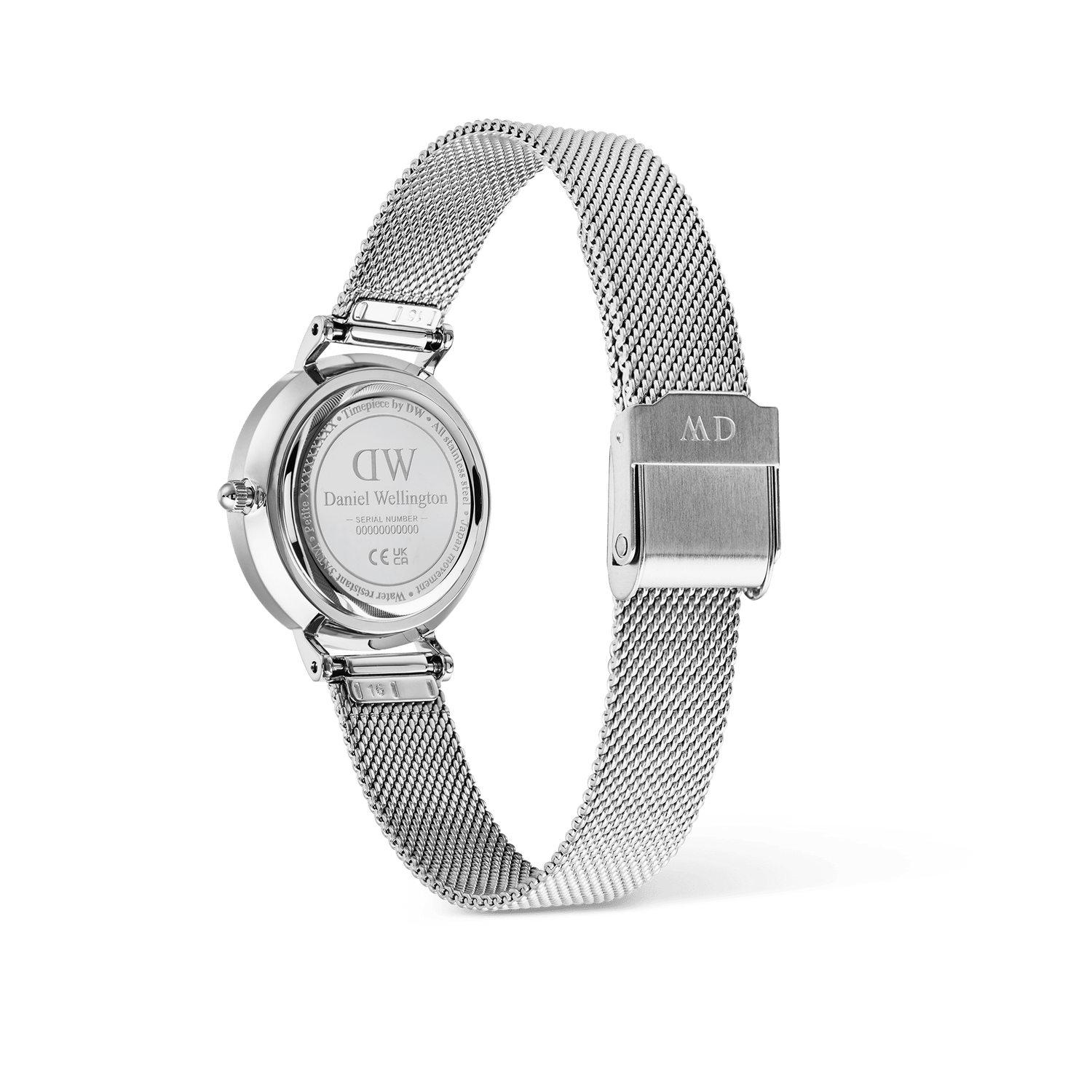 Petite Roman Numerals Date Silverを裏蓋側から見た画像です。Daniel Wellingtonのロゴとシリアルナンバーが刻印されたケースバック、クイックリリース機構付きのラグ部分、そしてシルバーメッシュストラップの折り返し式クラスプが確認できます。