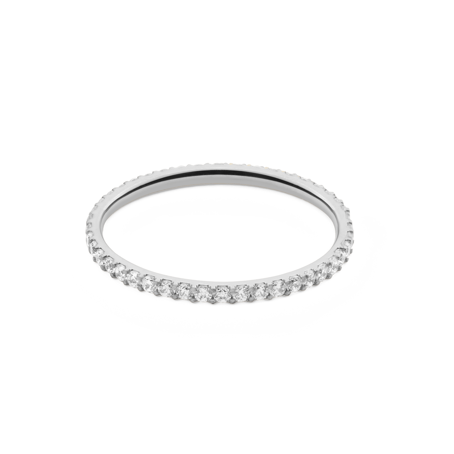 Daniel Wellington Mirelle Eternity Ring Silver 1.4 mmを斜め上から撮影した画像です。シルバーバンドの全周にセットされたホワイトキュービックジルコニアが光を反射して輝き、リングの細さや爪留めのディテールがよくわかります。