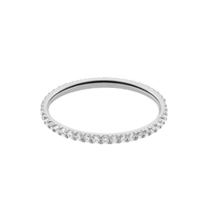 Daniel Wellington Mirelle Eternity Ring Silver 1.4 mmを斜め上から撮影した画像です。シルバーバンドの全周にセットされたホワイトキュービックジルコニアが光を反射して輝き、リングの細さや爪留めのディテールがよくわかります。