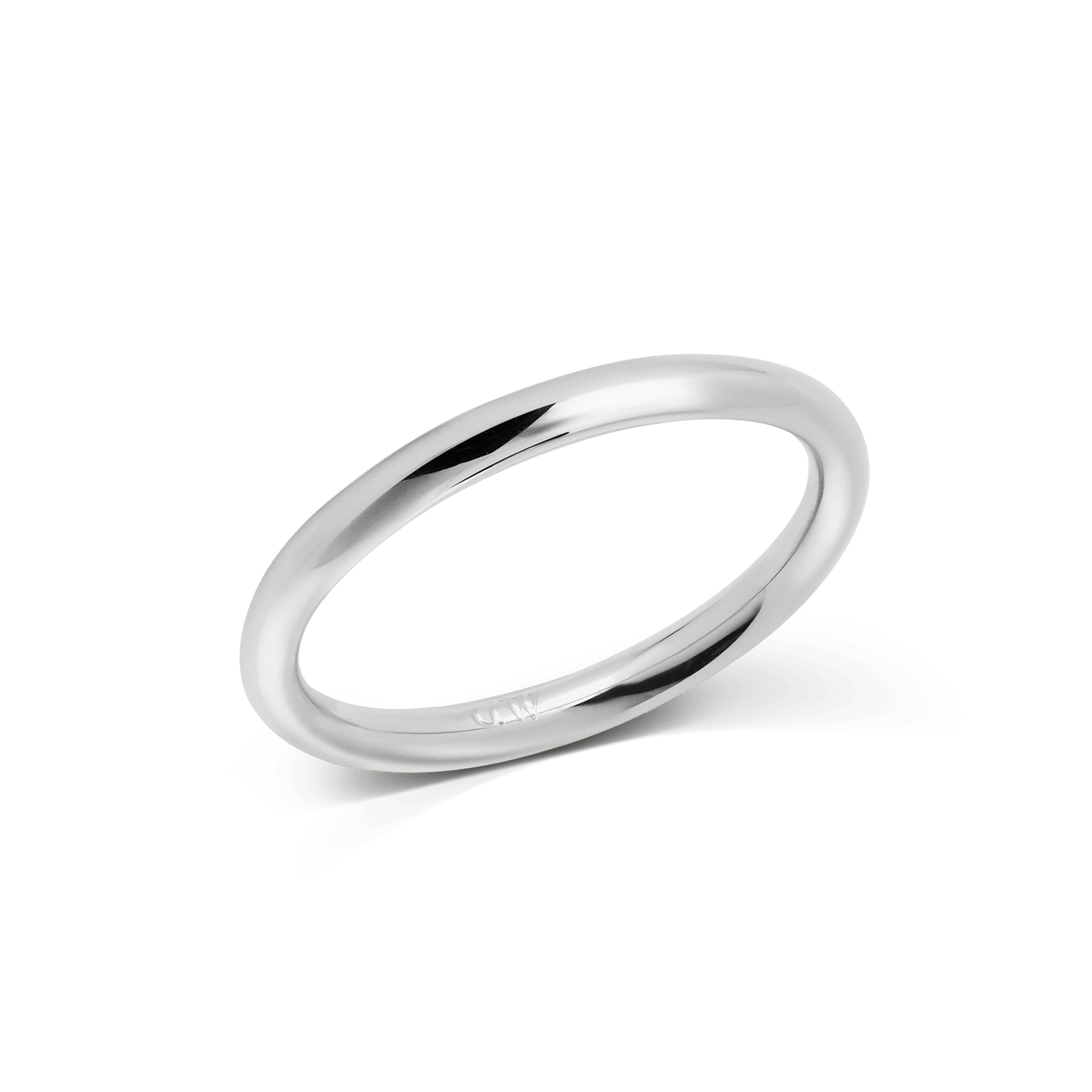 Daniel Wellington Arch Ring Silver 2.5mmを斜めから捉えた画像です。丸みを帯びたアーチ型の断面と、ポリッシュ仕上げによる上品な光沢が特徴のシルバーリング。白い背景にやわらかな影を落とし、ミニマルなデザインが際立ちます。