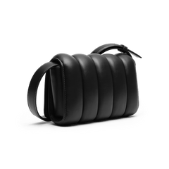 Mini Sadie Bag Blackを斜め後方から撮影した画像です。ピロー状のパッドによるふっくらとしたフォルムと、ブラックレザーのなめらかな質感が際立ち、ストラップはバッグ本体に沿うように自然に垂れ下がっています。