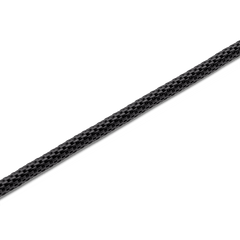 Daniel WellingtonのTide Mesh Necklace Black 2.8のチェーン部分を拡大した画像です。筒状に編み込まれた2.8mm幅のブラックメッシュが、光を受けて繊細な陰影を描き出しています。精巧な網目構造が美しく際立つ様子がご覧いただけます。