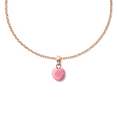 ローズゴールドのチェーンネックレスにあしらった**Rhondonite Heart Rose Gold**チャームのクローズアップです。丸みを帯びたハート型のロードナイトが、チェーンの中央で優しく揺れるスタイリングをご紹介します。